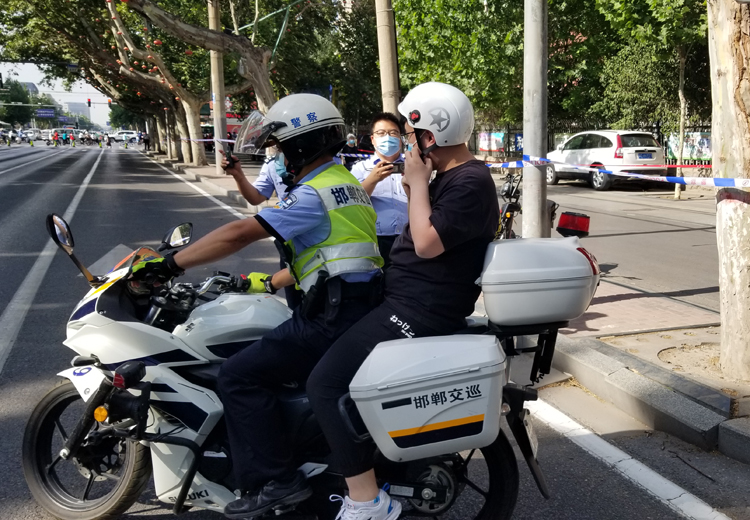 邯山二大队民警帮助考学生取回核酸证明