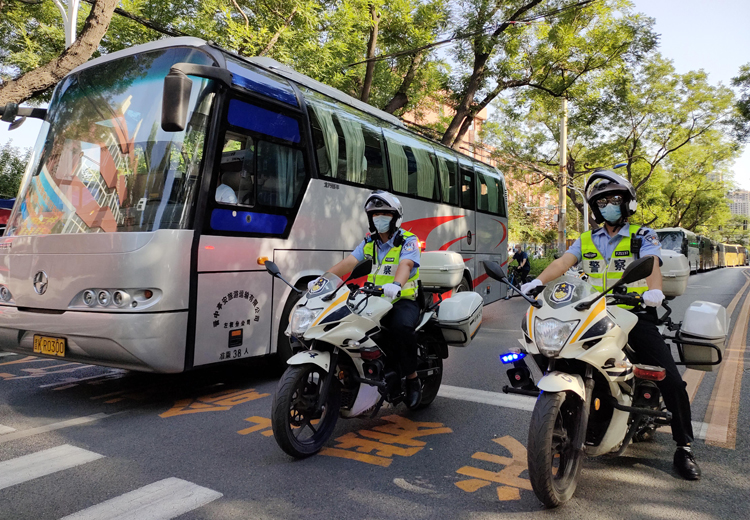 丛台三大队民警护送考生7