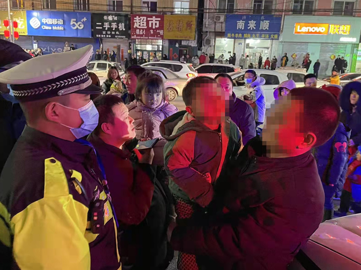 里岳中队民警帮助走散男童找到家长
