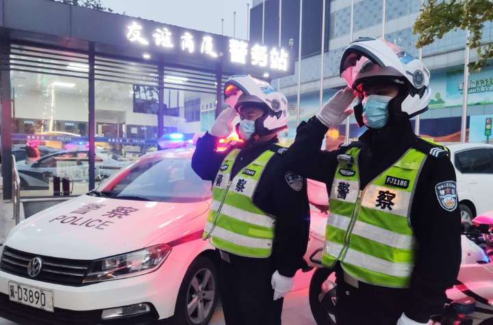丛台三大队民警坚守警务站,守护群众平安。田志远