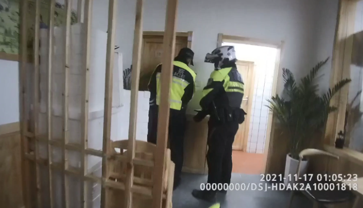 民警在厕所门口搜查到嫌疑人