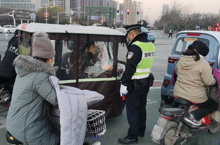 12月21日,开发区一大队民警在辖区开展违规电动车专项治理行动,严查电动三轮、四轮车违法载人、违规载货、拼装改装等违法行为,民警现场进行宣传教育,对不符合国家强制性标准的电动三轮车、四轮车,存在极大的交通安全隐患,视线不好,事故死亡率高等方面进行劝导。