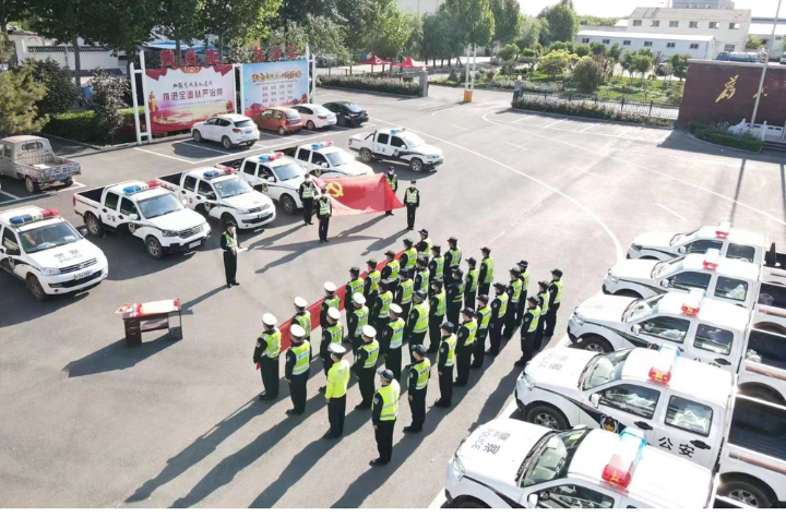 邯郸市交巡警支队41名民辅警主动作为,勇于担当,充分党员先锋模范作用,为维护社会稳定,积极开展“五一”各项工作。图为他们入党宣誓的情景。 (2)