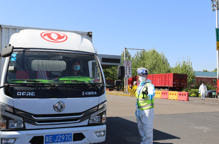 5月1日,邯郸市交巡警支队涉县大队执勤民警在涉县东高速口对下高速车辆进行疏导,并提醒司乘人员提早打开健康码、行程码、48小时内核酸报告,确保顺利快速通过。