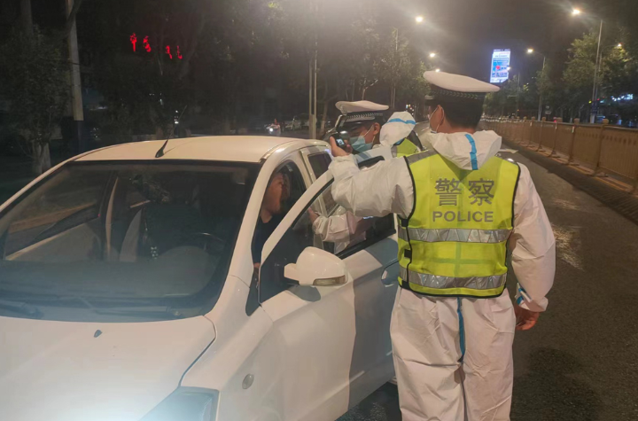 “五一”期间,武安大队全警动员、 全力出击,持续开展各项交通违法治理行动,图为5月3日,该大队执勤民警在辖区开展酒驾查处行动。