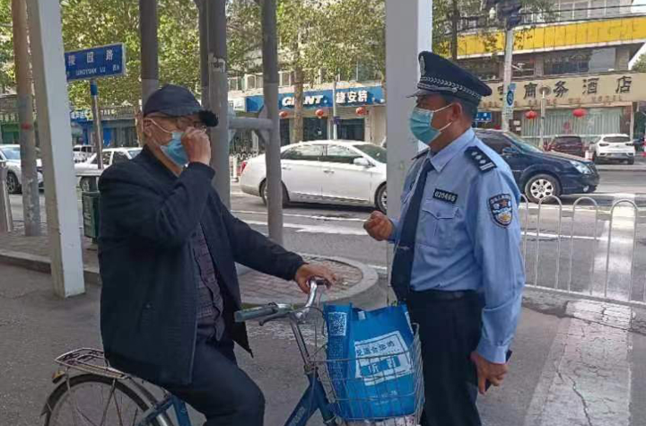 5月2日,邯山一大队大队长朱卫生与民警、辅警早高峰在文化宫岗劝导非机动车、行人佩戴口罩、正确佩戴口罩。
